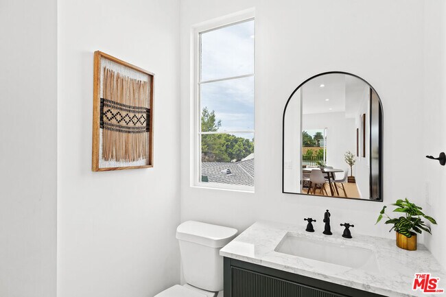 Building Photo - 2324 S Dunsmuir Ave