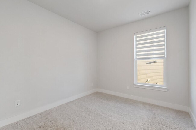 Building Photo - Beautiful 4 Bedroom Home