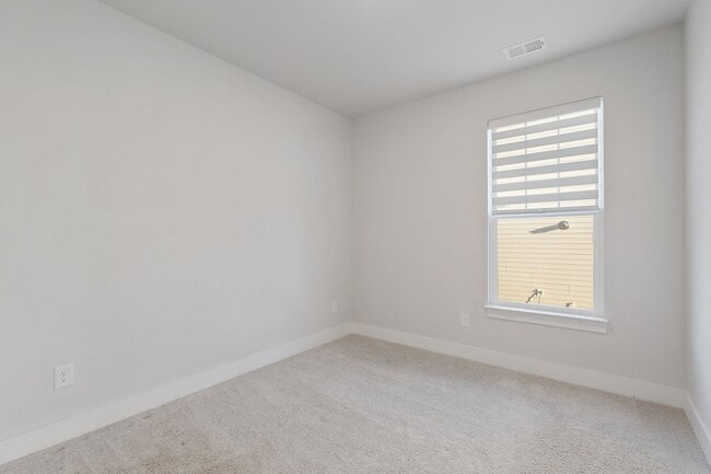 Building Photo - Beautiful 4 Br, 2 BA Home with 2 Car Garag...
