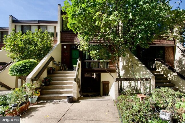 Building Photo - 2204 S Quincy St