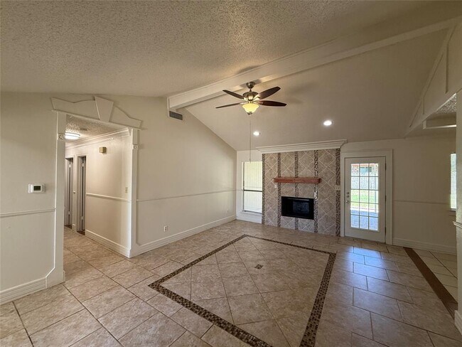 Building Photo - 8906 Pineridge Dr