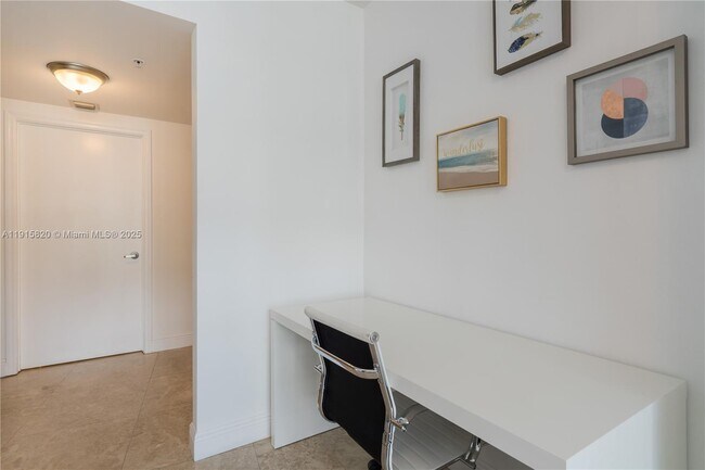 Building Photo - 1750 N Bayshore Dr