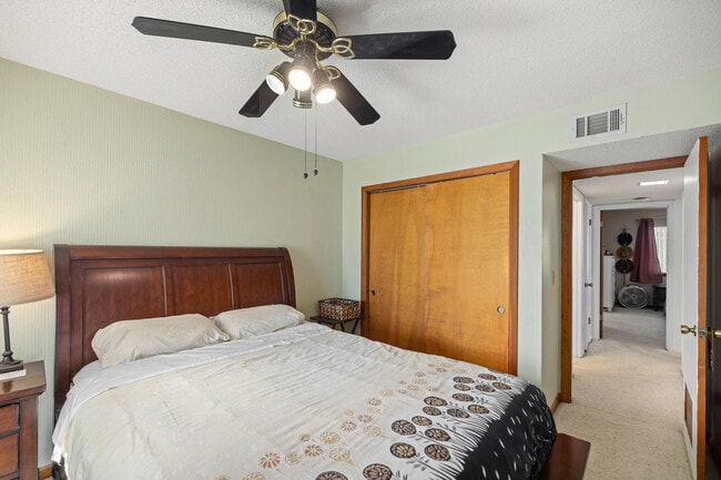 Building Photo - 206 Cedar Ridge Way