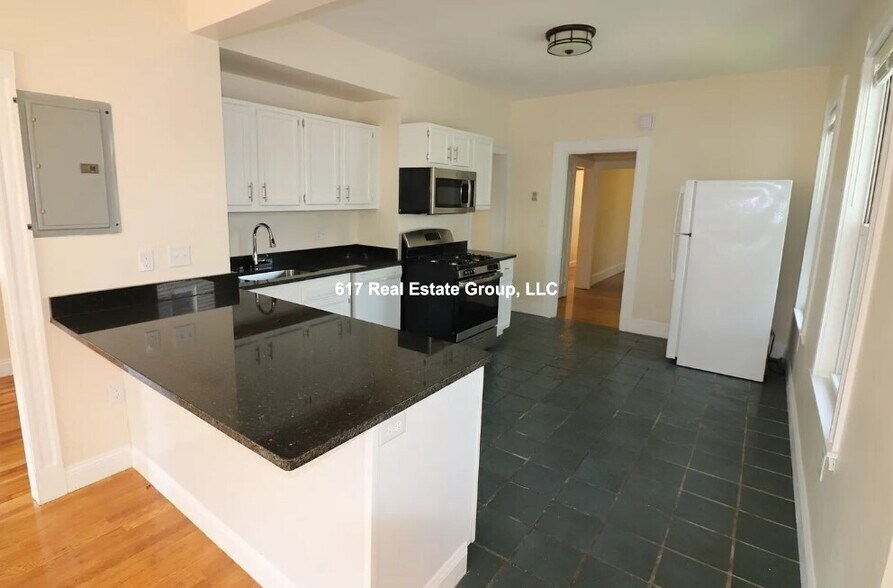 Primary Photo - 2572 Massachusetts Ave