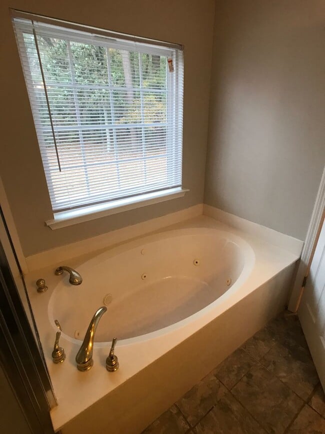 Building Photo - 9637 Lehigh Ave