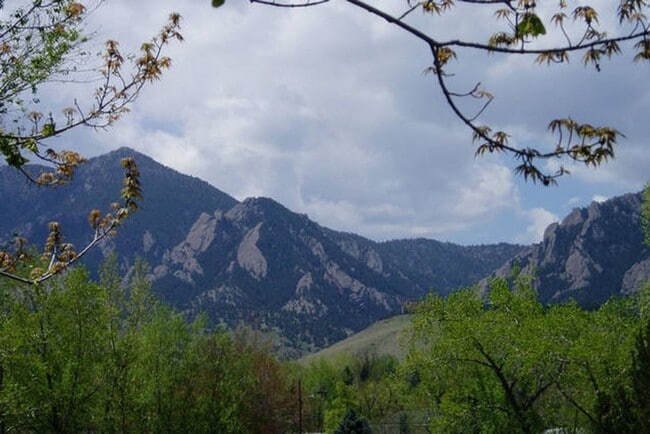 Building Photo - Enjoy Amazing Flatiron Views, Abundant Space, and A Large Backyard in this 5 Bedroom Home