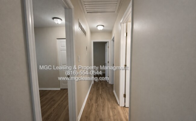 Building Photo - Freshly Renovated & Move-In Ready in Blue Springs - Schedule A tour today!