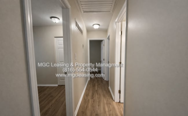 Building Photo - Freshly Renovated & Move-In Ready in Blue Springs