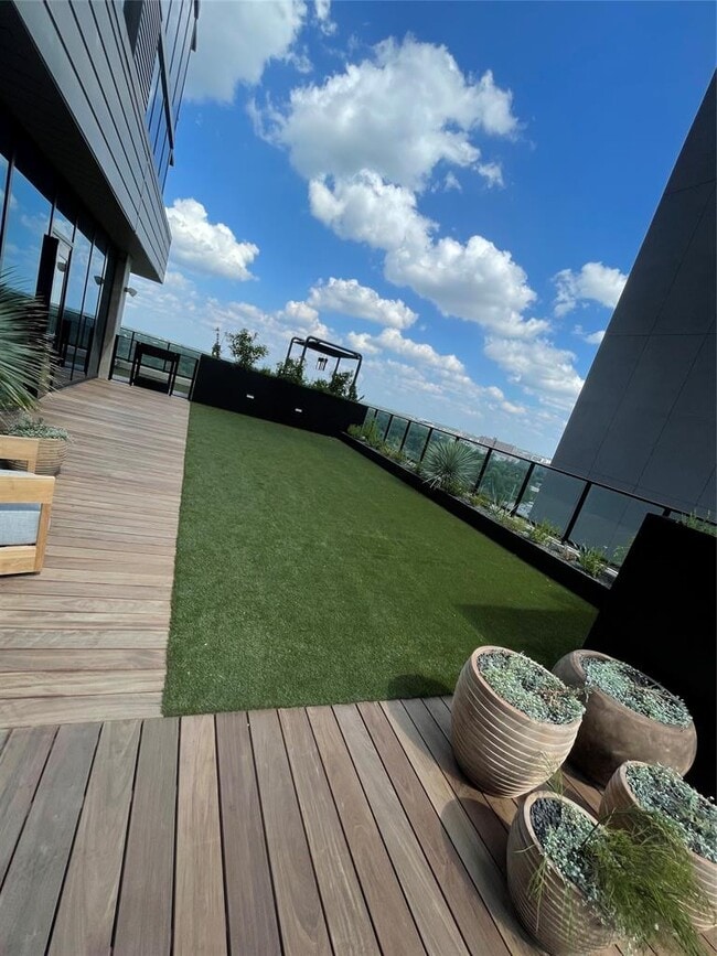 Building Photo - 84 East Ave