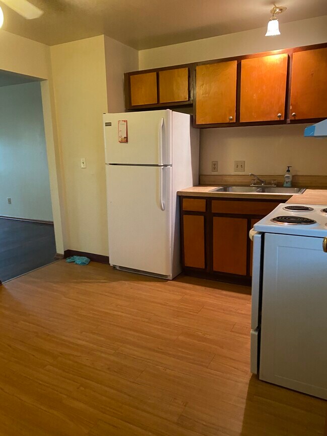 Kitchen - 3946 La Rosa Dr