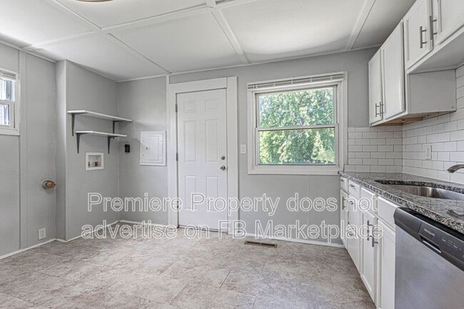 Building Photo - 4412 N Virginia Ave