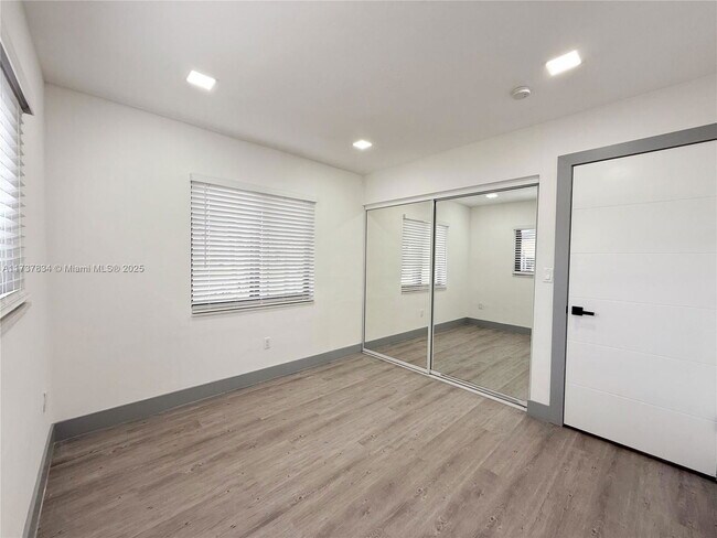 Building Photo - 9015 SW 96th Ave
