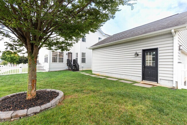 Building Photo - 4 bed, 2.5 bath Single Family Home in Char...