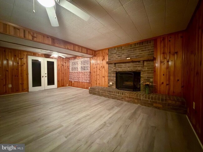 Building Photo - 905 W Poplar Rd