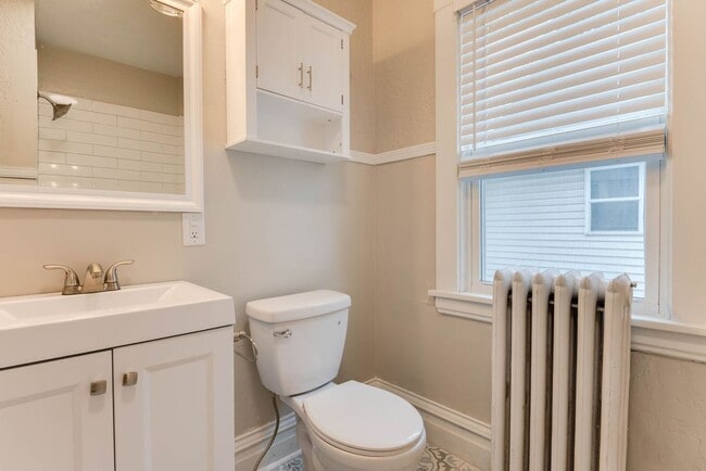 Building Photo - Beautifully Updated 4 BR/2 BA Upper-Level Duplex in Minneapolis with 2-Car Garage!