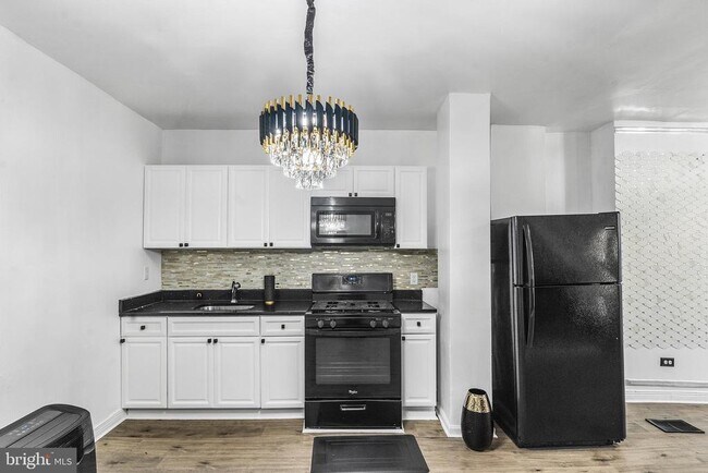 Building Photo - 811 W Schiller St