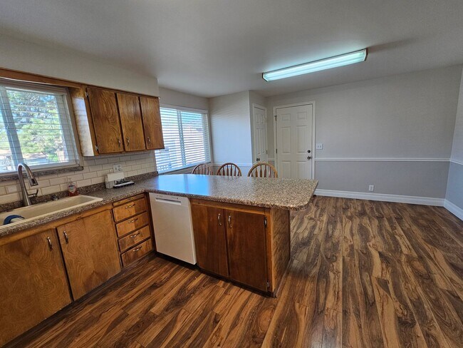 Building Photo - Beautiful 3 Bed/3 Bath Home