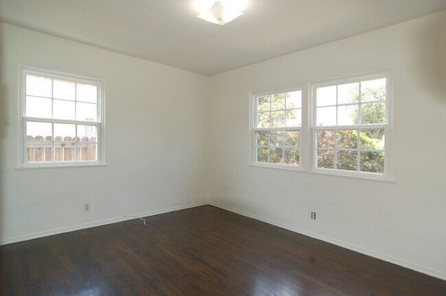 Building Photo - 3032 Glenhurst Ave