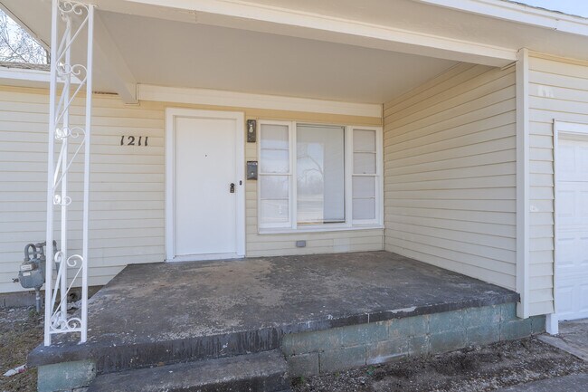 Building Photo - 1211 W Wallace St