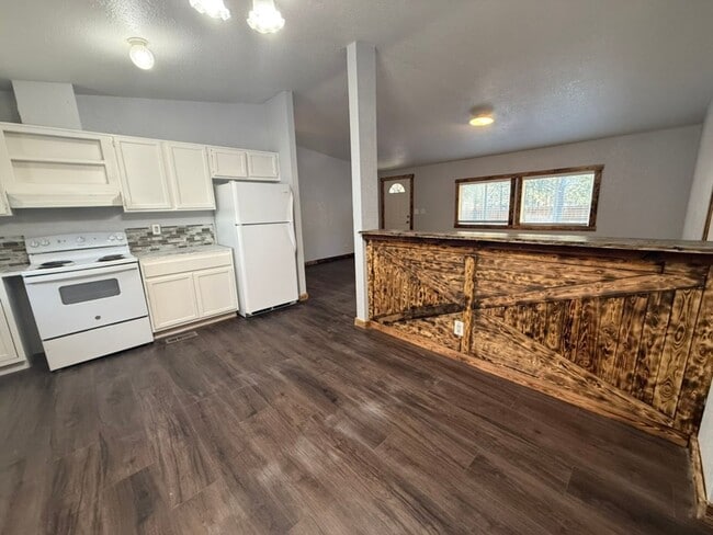 Building Photo - Newly Remodeled Home - Fully Fenced and Gated