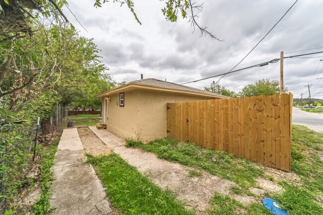 Building Photo - FOR LEASE 2/1  CORNER HOME
