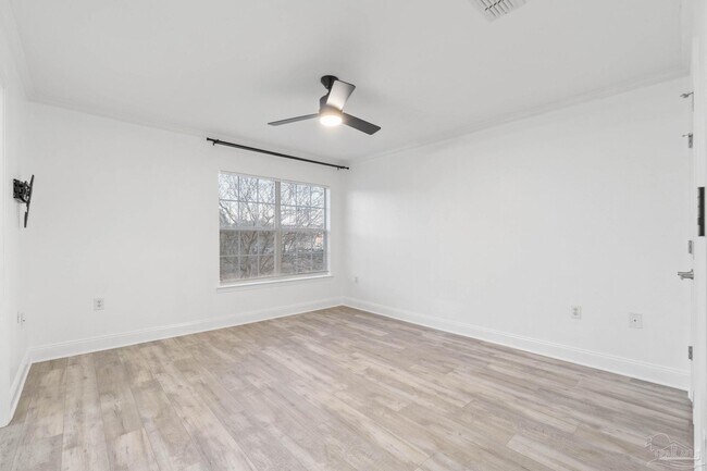 Building Photo - 707 Majestic Dr