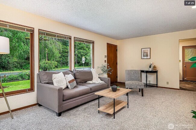 Building Photo - Shoreline Rambler