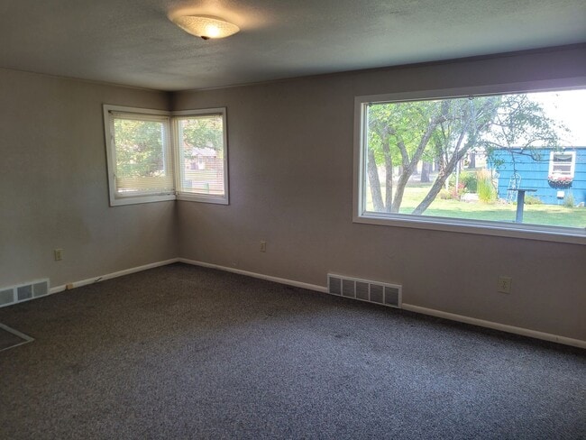 Building Photo - Great 3 bedroom, 2 bath home