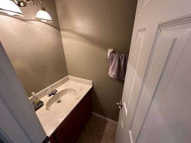 Building Photo - Cozy 3 bed 2.5 bath home in the heart of O...