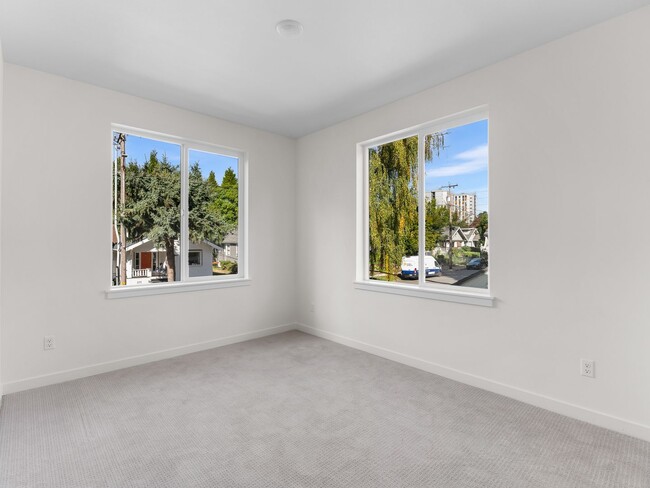 Building Photo - *1 MONTH FREE RENT* A 2bd/2bath Modern Tow...