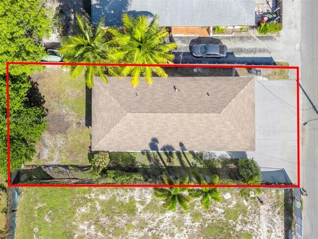 Building Photo - 124 SE 2nd Terrace