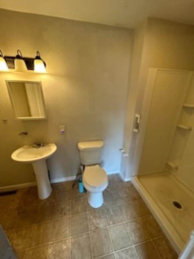 Building Photo - 3 Bed 1 Bath