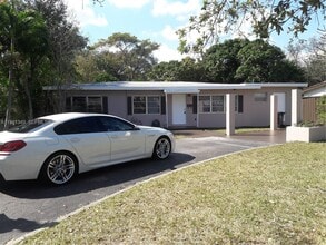 Building Photo - 335 SW 18th Ave