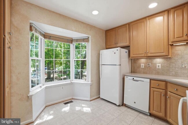 Building Photo - 2391 Hunters Square Ct