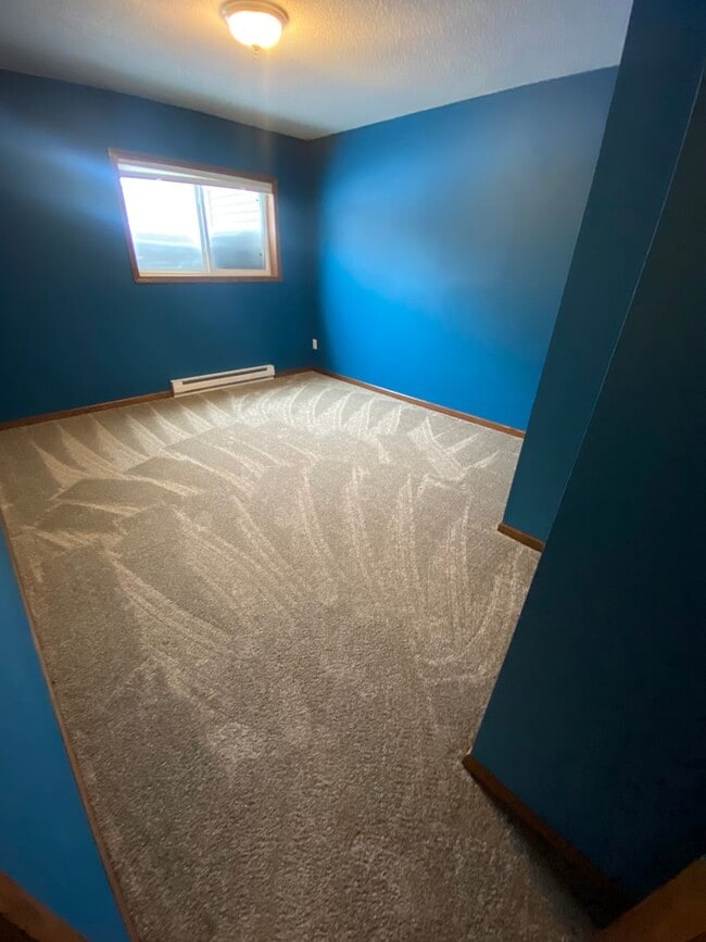 Building Photo - GREAT LOCATION - Spacious 4 bedroom/2 bath - PETS WELCOME