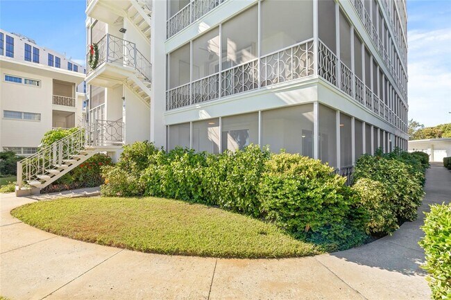 Building Photo - 1012 N Shore Dr NE