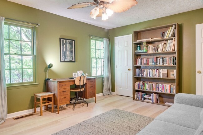 Building Photo - Convenient to campus and Five Points- Jamestown condo for rent