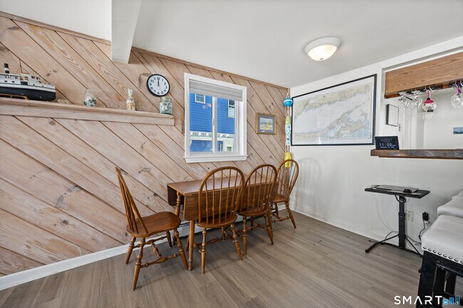 Building Photo - 33 Beach Rd W