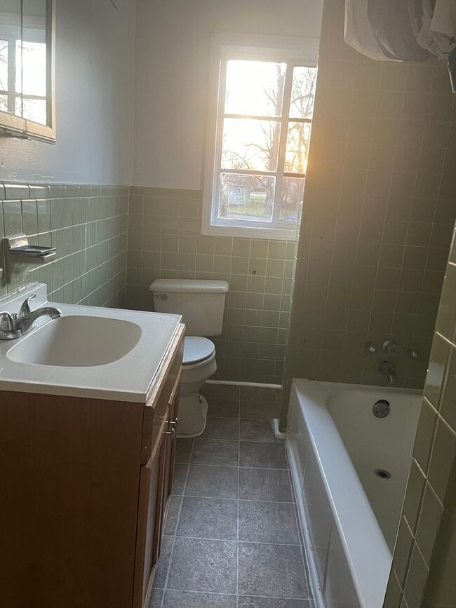 Building Photo - Large 4 bedroom 2 bathroom with huge privacy fenced back yard