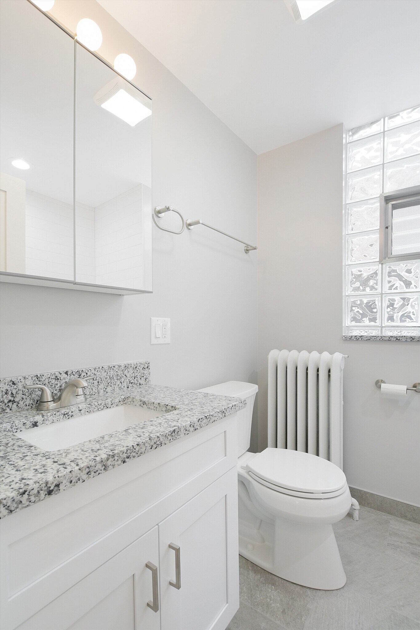 Building Photo - 5746 N Maplewood Ave