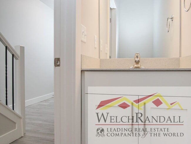 Building Photo - Live Comfortably in West Haven – Beautiful...