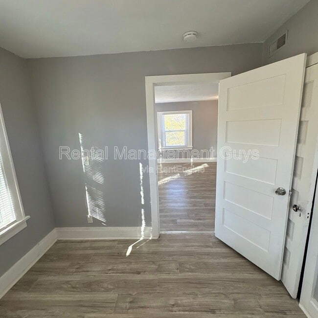 Building Photo - 4216 N Bryant Ave