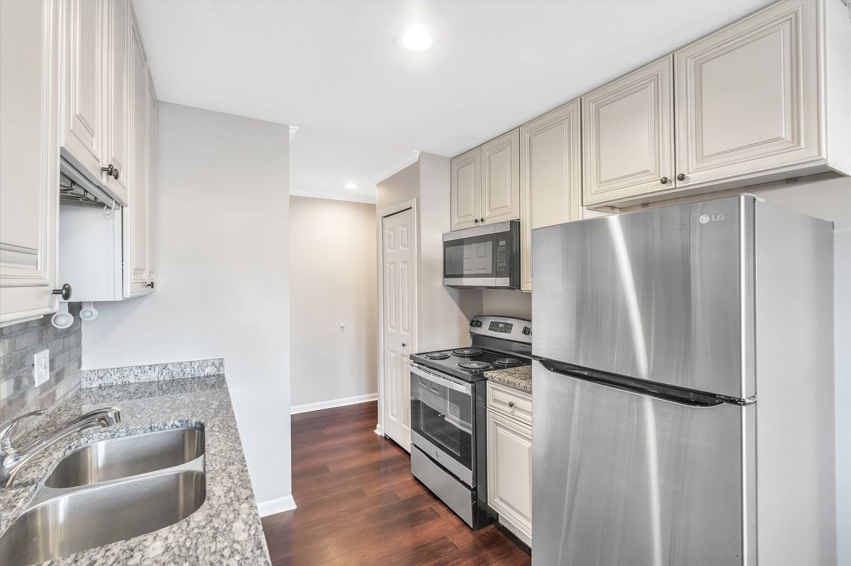 Building Photo - 22224 Edgewater