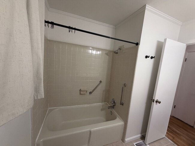 Building Photo - 2 bedroom, 1 bath home near Harding Place