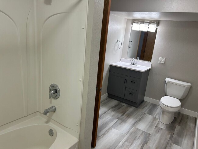 Building Photo - One Bed Close to Downtown and Avera