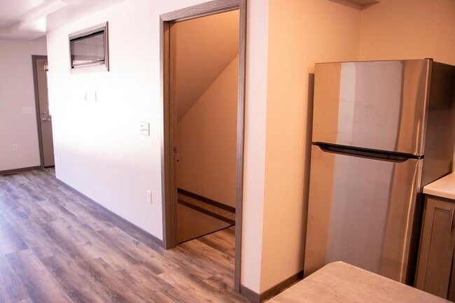 Building Photo - 2 Bed Apartment in Quiet Neighborhood!