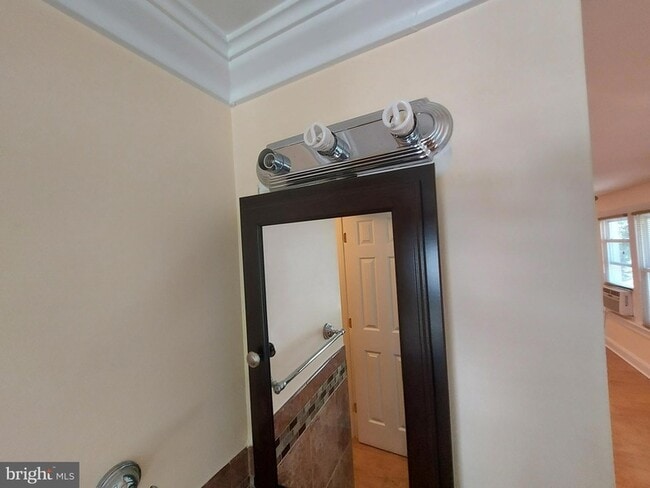 Building Photo - 611 60th Pl