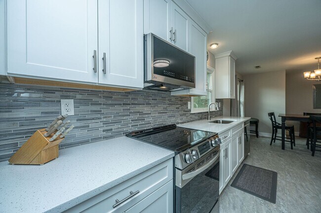Building Photo - Charming Hanahan Ranch with Hardwood Floor...