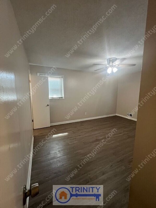 Building Photo - CUTE 3 BED BRICK HOUSE!