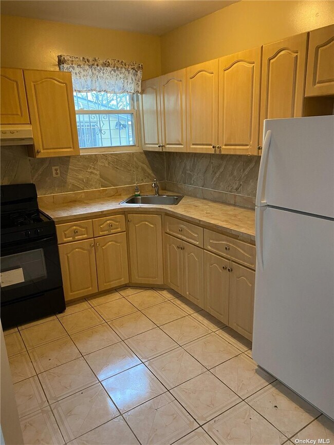 Building Photo - 163-26 Claude Ave